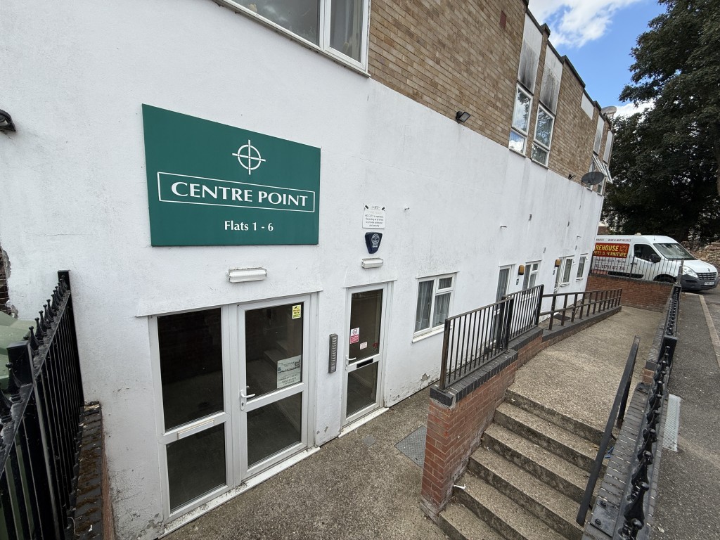 Lot: 47 - MIXED RESIDENTIAL AND COMMERCIAL TOWN CENTRE INVESTMENT - Entrance to the flats at the rear of the building